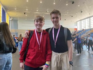 „Zwolnieni z teorii"