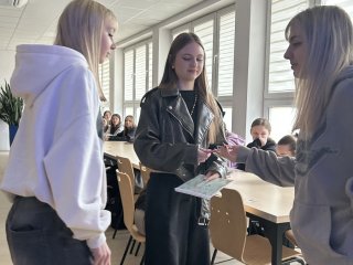 „Zwolnieni z teorii"