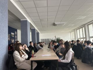 „Zwolnieni z teorii"