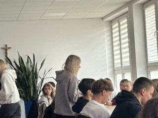 „Zwolnieni z teorii"