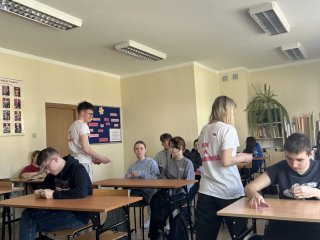 „Zwolnieni z teorii"