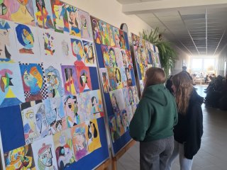 Wystawa prac plastycznych klas pierwszych LO