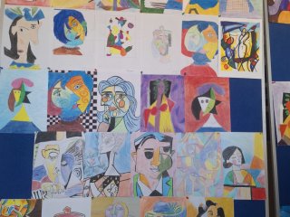 Wystawa prac plastycznych klas pierwszych LO