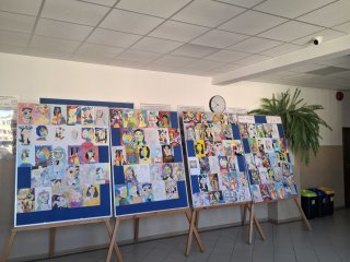 Wystawa prac plastycznych klas pierwszych LO