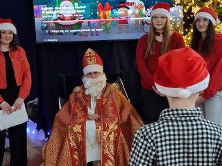 Św. Mikołaj z prezentami  w Domu Dziecka w Zwierzyńcu 