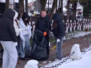 Sprzątanie Cmentarza Wojennego przy ul. Lubelskiej w Biłgoraju