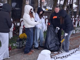 Sprzątanie Cmentarza Wojennego przy ul. Lubelskiej w Biłgoraju