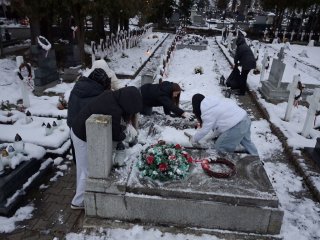Sprzątanie Cmentarza Wojennego przy ul. Lubelskiej w Biłgoraju