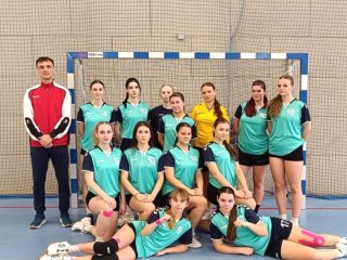 Reprezentacja dziewcząt ZSBiO w półfinale Wojewódzkiej Licealiady w  piłce ręcznej